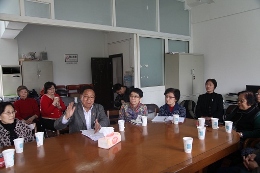 叶建农委员为外语学院退休教工党员传达“两会”精神