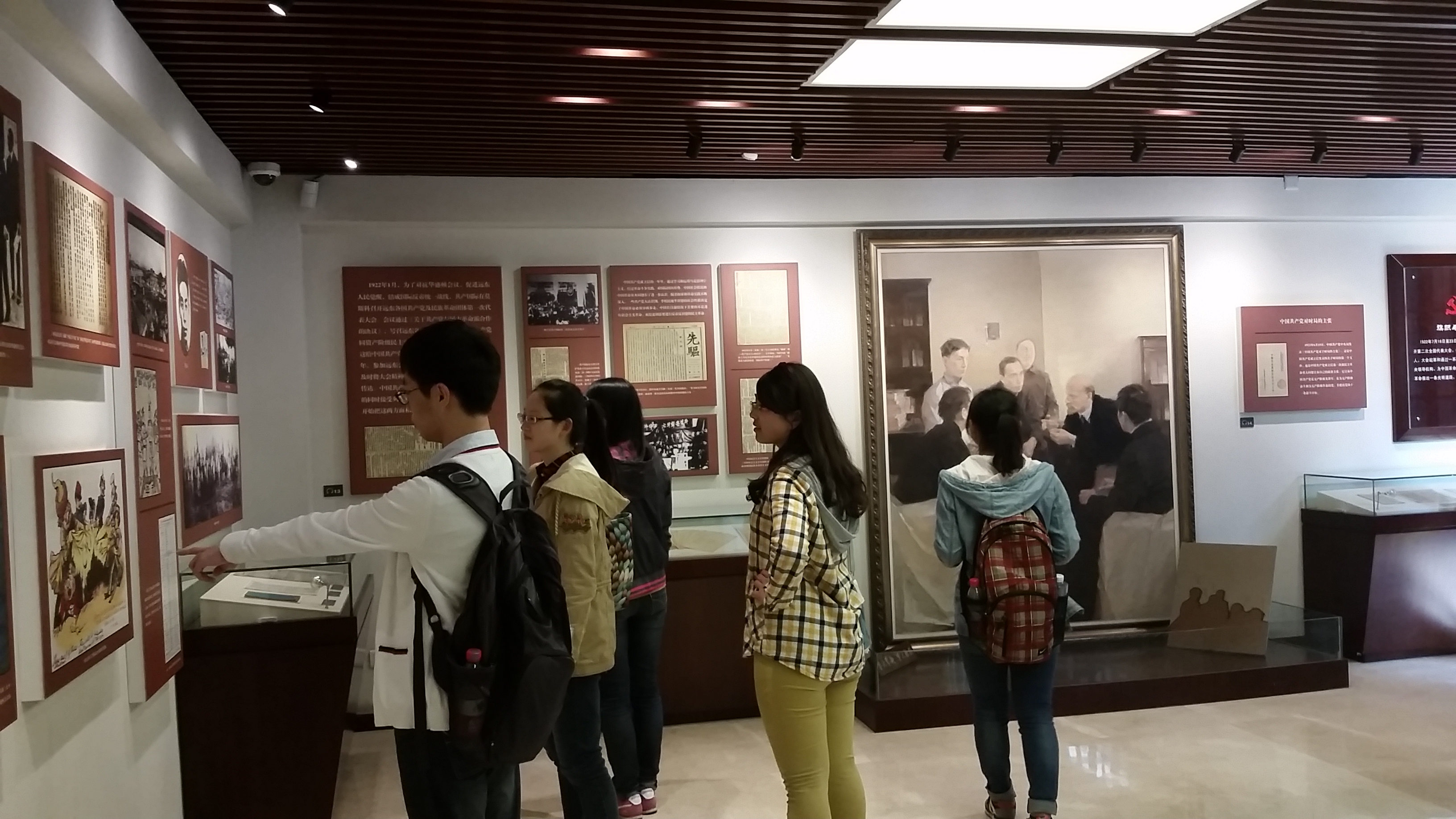 在二大会址认真参观的同学们