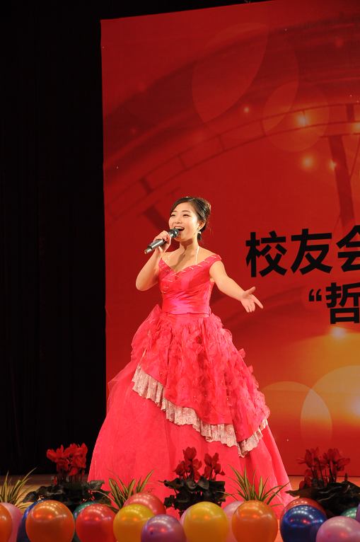 独唱：军营里飞来一只百灵鸟