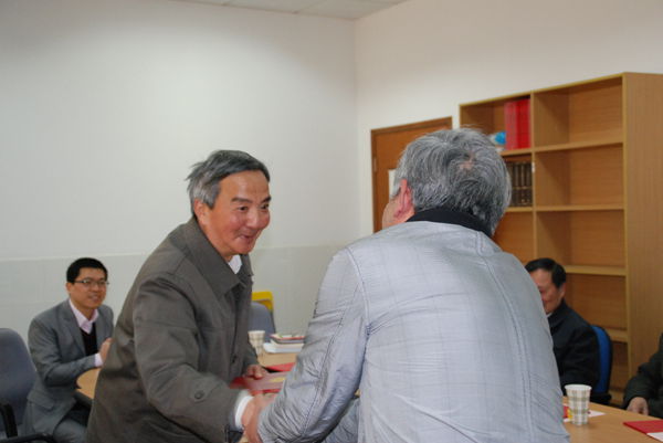 黄维信老师向哲学系新一届关工委委员颁发聘书