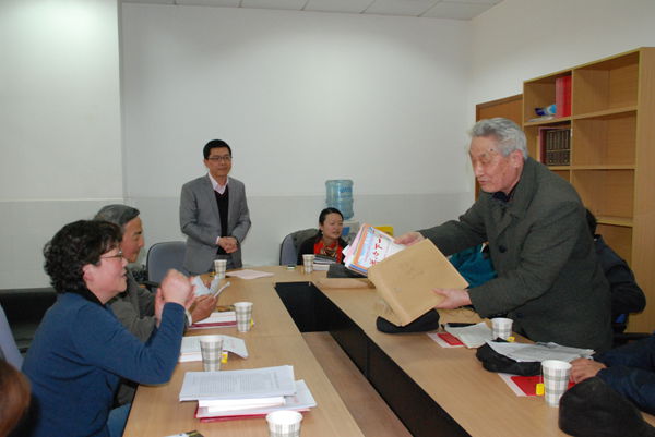 商孝才老师代表老一届关工委进行工作交接